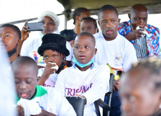 Marie-Olive Lembe Kabila fête de Paque avec les enfants trisomiques