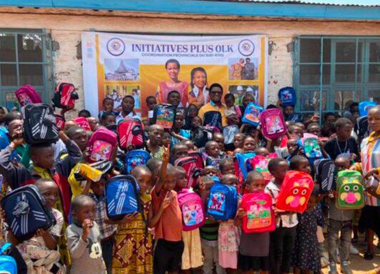Sud-Kivu : Don des Kits scolaires à l’école primaire Lumumba, L’ONG IPOLK tient mordicus à la scolarisation des enfants issuent des familles pauvres.